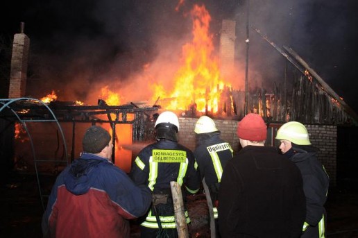 Petreliuose sudegė jaunos šeimos būstas