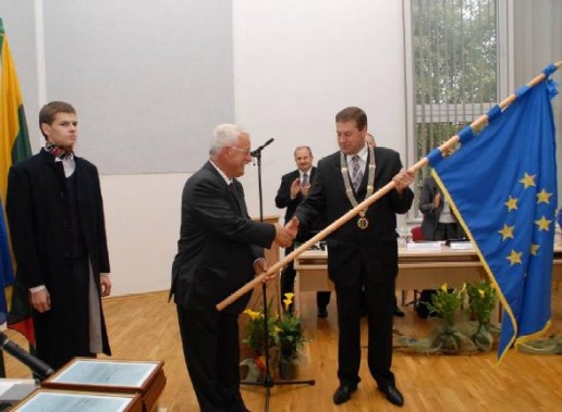 Šilutės rajono savivaldybei 2009 m. įteikta Garbės vėliava. Šilutės rajono savivaldybei 2009 m. įteikta Garbės vėliava.