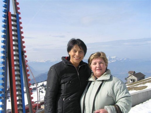 (Iš kairės) Šveicarijos lietuvių bendruomenės pirmininkė Jūratė Caspersen ir Elena Stankevičienė ant Maironio apdainuoto Rigi Kulm kalno