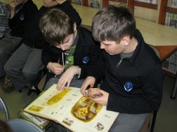 Berniukams patiko knyga „Egiptologija“...