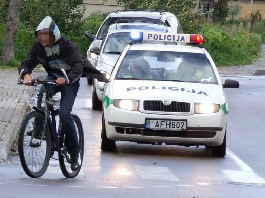 Dviratininką lydi policija