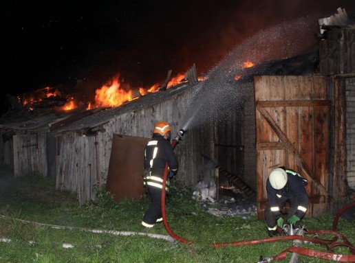 Kavolių kaime degė grupės savininkų ūkinis pastatas