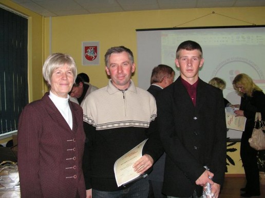 Lietuvos mokinių ir studentų sporto centro direktorė O. Babonienė, R. Valutis ir mokinys G. Šiaulinskas