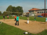Naujoje tinklinio aikštelėje vyksta tinklinio pamoka Naujoje tinklinio aikštelėje vyksta tinklinio pamoka