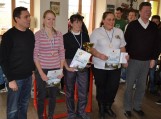 Seimo narys Petras Gražulis (pirmas iš kairės) absoliučios kategorijos nugalėtojus apdovanojo piniginiais prizais. Absoliuti turnyro nugalėtoja V.Parnarauskienė (viduryje). Nuotraukos Edvardo Lukošiaus