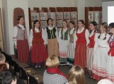 Šilutės pirmosios gimnazijos mokinių ir etnografinio ansamblio (mokytojos Irena Arlauskienė ir Giedrė Pocienė) programoje: lietuvių liaudies papročiai, dainos, pasakojimai, literatūrinės inprovizacijos. Šilutės pirmosios gimnazijos mokinių ir etnografinio ansamblio (mokytojos Irena Arlauskienė ir Giedrė Pocienė) programoje: lietuvių liaudies papročiai, dainos, pasakojimai, literatūrinės inprovizacijos. Nuotraukos Edvardo Lukošiaus
