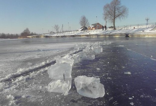 Šilutės ugniagesiai išpjovė ledą