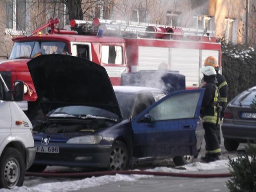 Dariaus ir Girėno gatvėje prie 5A namo degė automobilis