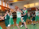 Varžosi Šilutės SM I“(balti) ir „Šilutės SM II“(žali) komandos. Nuotraukos Šilutės sporto mokyklos