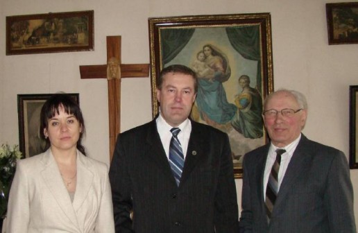 Garbaus 80-mečio sulaukusį Šilutės kanauninką kunigą Joną Bučinskį pasveikinti atvyko Šilutės rajono savivaldybės meras Virgilijus Pozingis bei administracijos direktorė Ida Vasiljevienė.