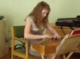 Kanklėmis groja Aistė Beinorytė Kanklėmis groja Aistė Beinorytė