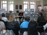 Romualda Dobranskienė (dešinėje) renginio svečiams pristato Klaipėdos universiteto profesorių, filosofą Helmutą Arnašių. Nuotraukos F. Bajoraičio viešosios bibliotekos