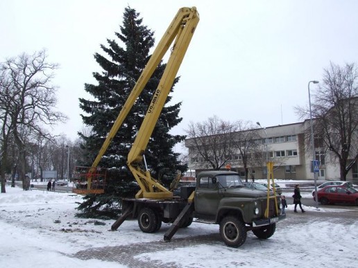 Pradėta puošti kalėdų eglė