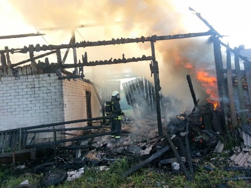 Švėkšnoje sudegė ūkinis pastatas