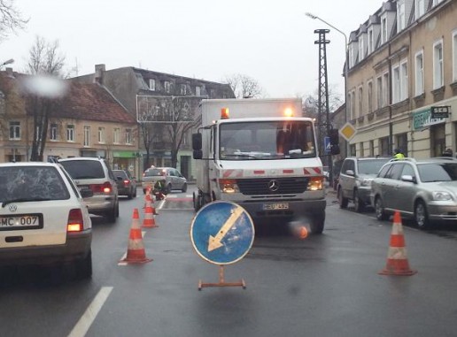 Važiuojamoji dalis prieš pėsčiųjų perėjas dengiama raudonos spalvos didesnio už įprasto asfalto šiurkštumo danga