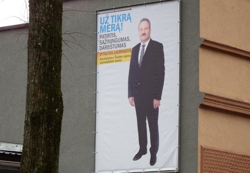 Rinkimus laimėjusio kandidato Vytauto Laurinaičio plakatai Šilutėje tebekabo ir šiandien. Matyt "tikras meras" savo pergale nebuvo užtikrintas. Nuotraukos Gintaro Radzevičiaus