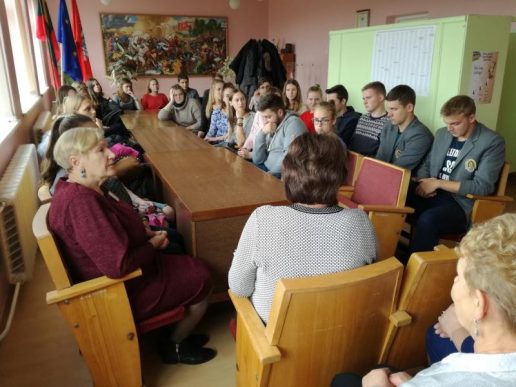 Abiturientai dalyvavo pilietiškumo pamokoje su seniūnijos specialistais. Nuotrauka Laimono Žvirblio