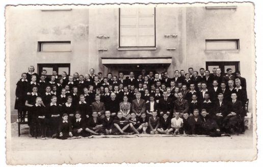 1939 - 1940 m. abiturientai su mokytojais. Nuotraukos Žemaičių Naumiesčio muziejaus
