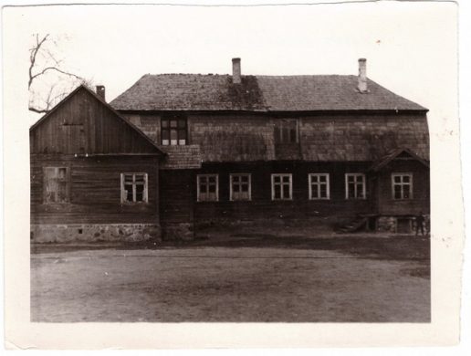 Buvęs muitinės pastatas, kur 1923 – 1970 m. buvo Žemaičių Naumiesčio mokykla. 
