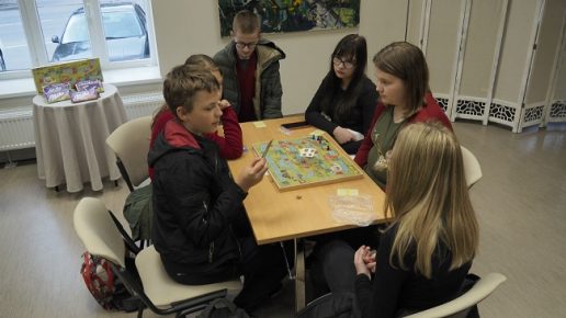 Pirmąją vietą užėmė Juknaičių pagrindinės mokyklos moksleiviai. Nuotraukos F. Bajoraičio viešosios bibliotekos