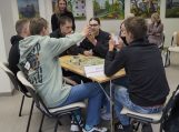 Kintų jaunimas žaidžia stalo žaidimą