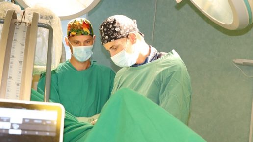 Operacijos metu – kartu su Chirurgijos – traumatologijos skyriaus vedėju Gintaru Drūlia.
