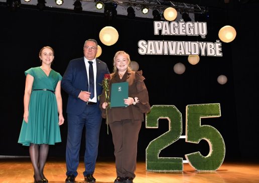 Iš dešinės: nominantė – Pagėgių savivaldybės Vydūno viešosios bibliotekos Metodininkė–Skaitytojų aptarnavimo skyriaus vedėja Sonata Nognienė, Pagėgių savivaldybės meras Vaidas Bendaravičius ir mero patarėja Viktorija Ūselienė. Nuotraukos A. Andrulienės