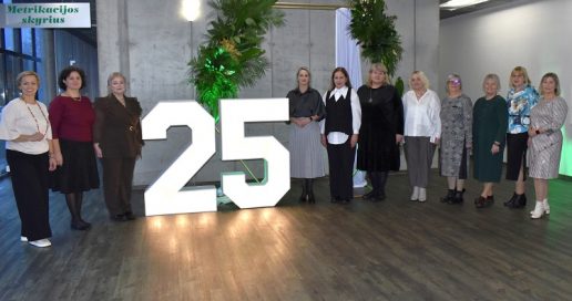 Pagėgių savivaldybės Vydūno viešosios bibliotekos Metodininkė–Skaitytojų aptarnavimo skyriaus vedėja Sonata Nognienė (trečia iš kairės), Pagėgių savivaldybės Vydūno viešosios bibliotekos direktorė Inga Kuzmarskienė (viduryje) ir bibliotekos bendruomenė. Nuotraukos A. Andrulienės