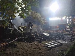 Nemuno gatvėje degė medinė malkinė