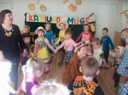 Kaziuko mugė Traksėdžių pagrindinės mokyklos ikimokyklinėse grupėse