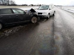 Neatsargus vairavimas slidžiame kelyje baigėsi kaktomuša