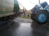 Traktorius susidūrė su traukiniu