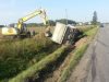 Skaldą vežęs sunkvežimis nuvažiavo nuo kelio ir apvirto Skaldą vežęs sunkvežimis nuvažiavo nuo kelio ir apvirto