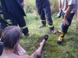 Į tvenkinį šokusio jaunuolio koją pervėrė viela