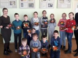 Pavasario šventės belaukdami vaikai pynė vainikėlius