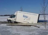 Ledo kelyje įlūžo lenko vairuojamas sunkvežimis