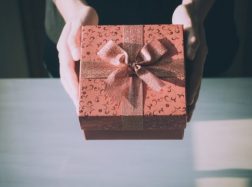 Artėja merginos 18-as: kaip nesuklysti renkant dovaną?