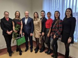 Pasveikinta „Metų specialistės“ apdovanojimą pelniusi Dalia Juknienė