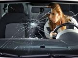 Ką daryti, jei pastebėjote įdaužą automobilio priekiniame stikle?