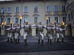 Kilkim, broliai, sakalais!