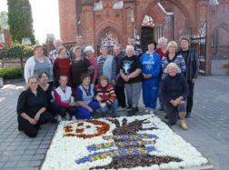 Trečią kartą „nuaustas“ gėlių kilimas Švėkšnoje
