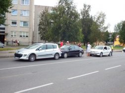 Prie perėjos susidūrė trys automobiliai