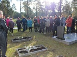 Ant vienišų kapų sužibo žvakių liepsnos