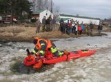 Jaunieji šauliai mokėsi gelbėti skęstančius įlūžus ledui
