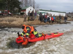 Jaunieji šauliai mokėsi gelbėti skęstančius įlūžus ledui