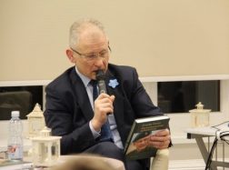 Susitikimas su Arvydu Pociumi ir jo knyga „Nematomuose apkasuose“