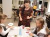 Sigutė Ach kartu su vaikais kūrė akvarelės liejinių stebuklus