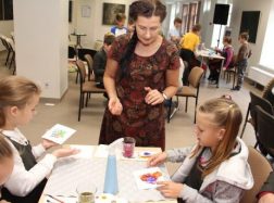 Sigutė Ach kartu su vaikais kūrė akvarelės liejinių stebuklus