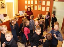 Edukaciniame užsiėmime „Informacijos detektyvai“ antrokai pasijuto tikrais sekliais