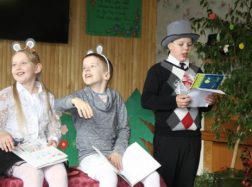 Ant vaikų rankelių supasi gerumas